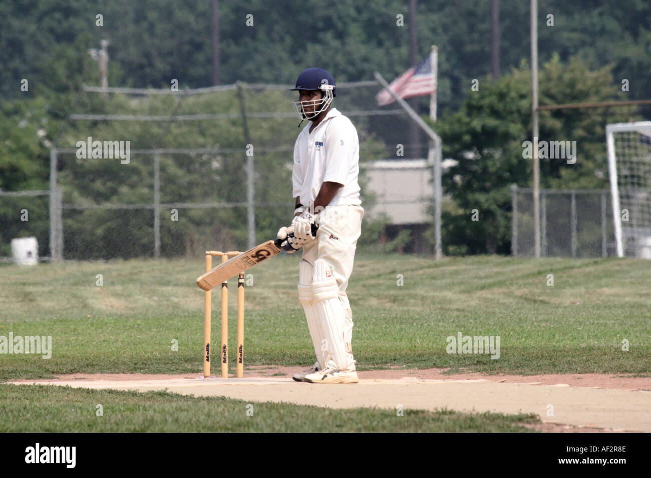 Batsmen di attesa per il passo di Cricket giocata nel New Jersey USA da giocatori provenienti da India Pakistan Australia West Indies Foto Stock