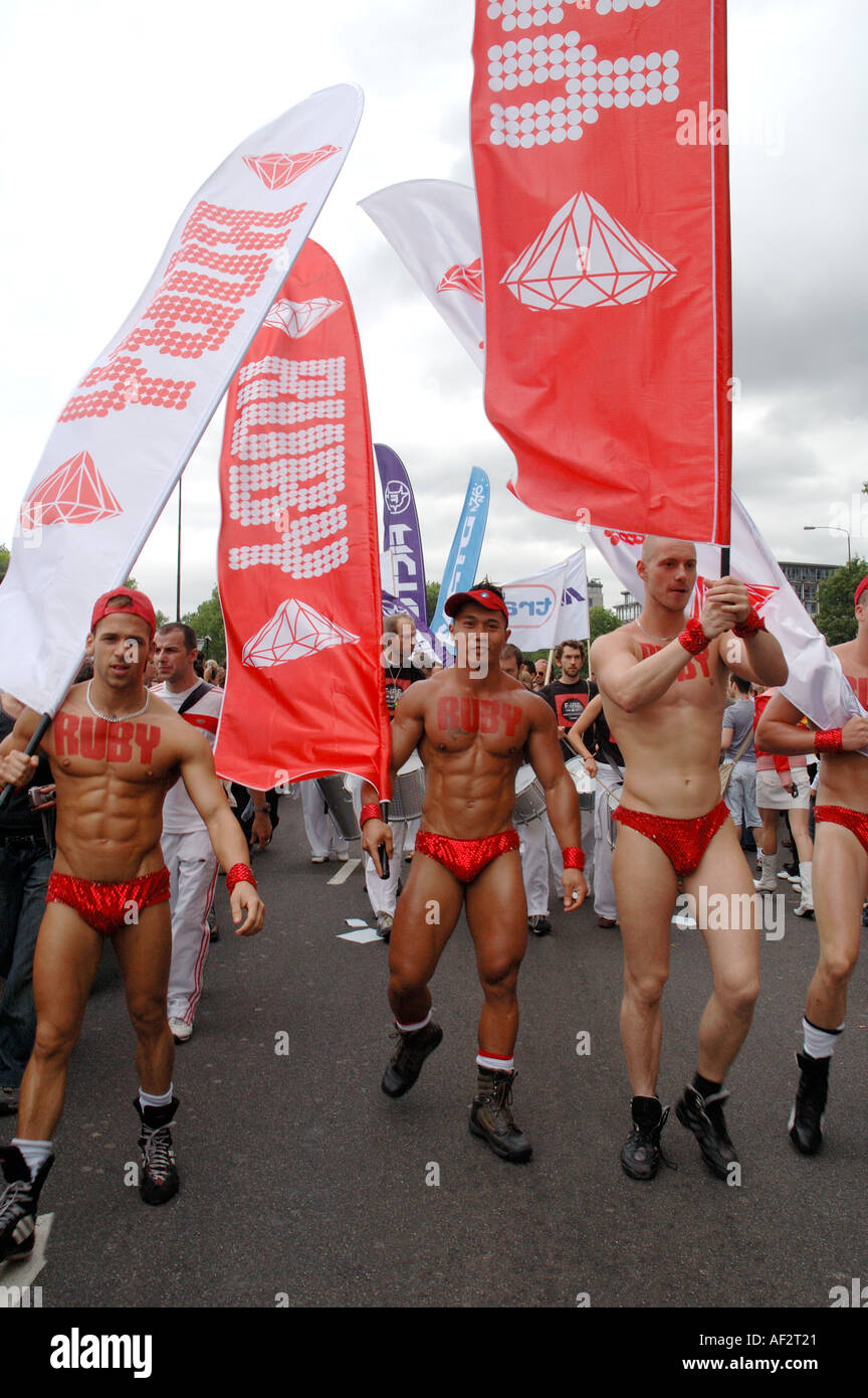 Gay Pride marzo attraverso il centro di Londra. Foto Stock