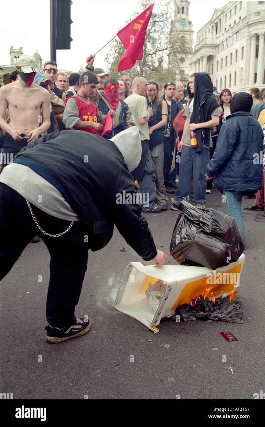 I manifestanti di luce di impostazione di isole di traffico e spazzatura durante i tumulti del Mayday 2000 a Trafalgar Square a Londra. Foto Stock