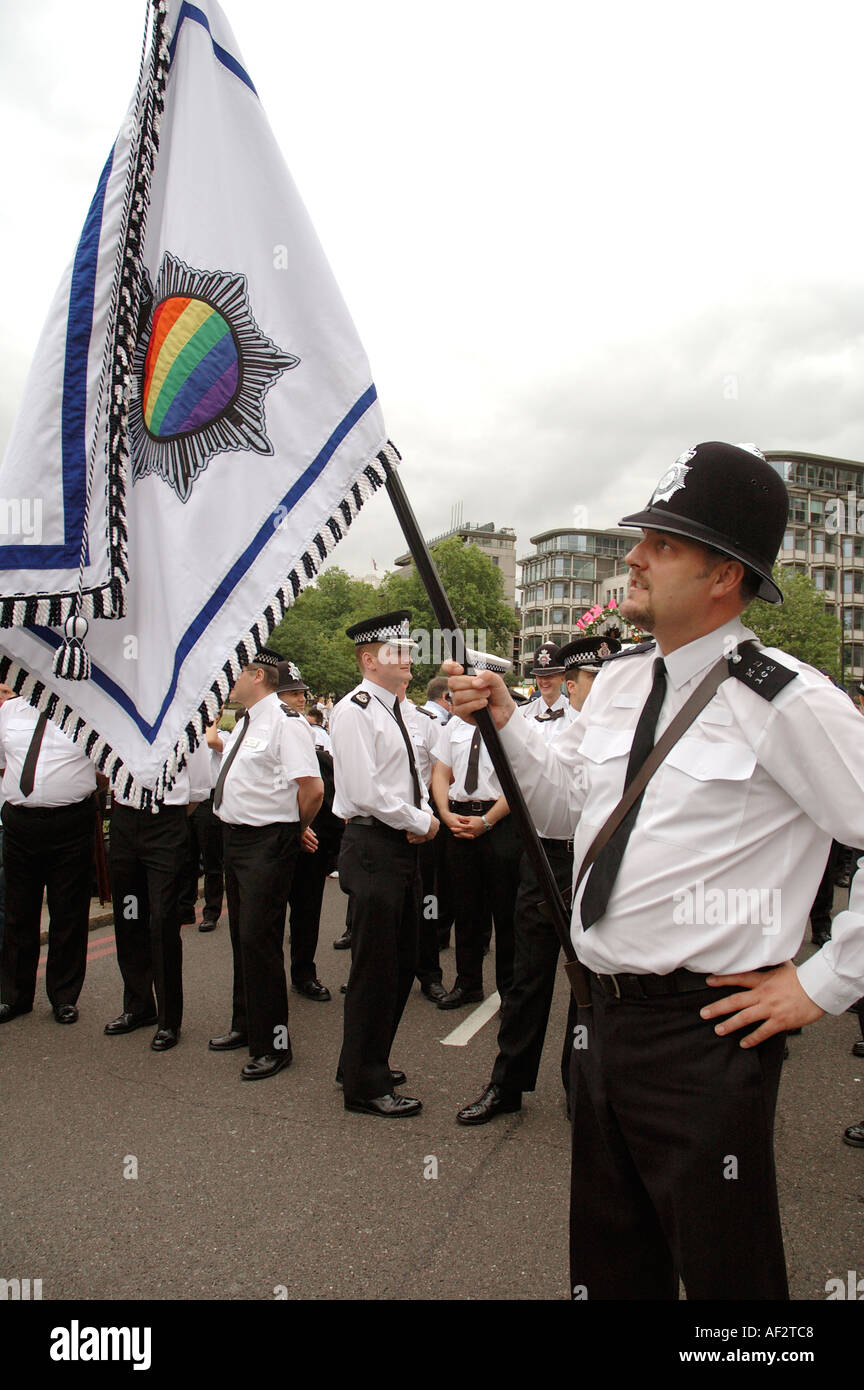 Gay poliziotti marciando a Gay Pride marzo attraverso il centro di Londra. Foto Stock