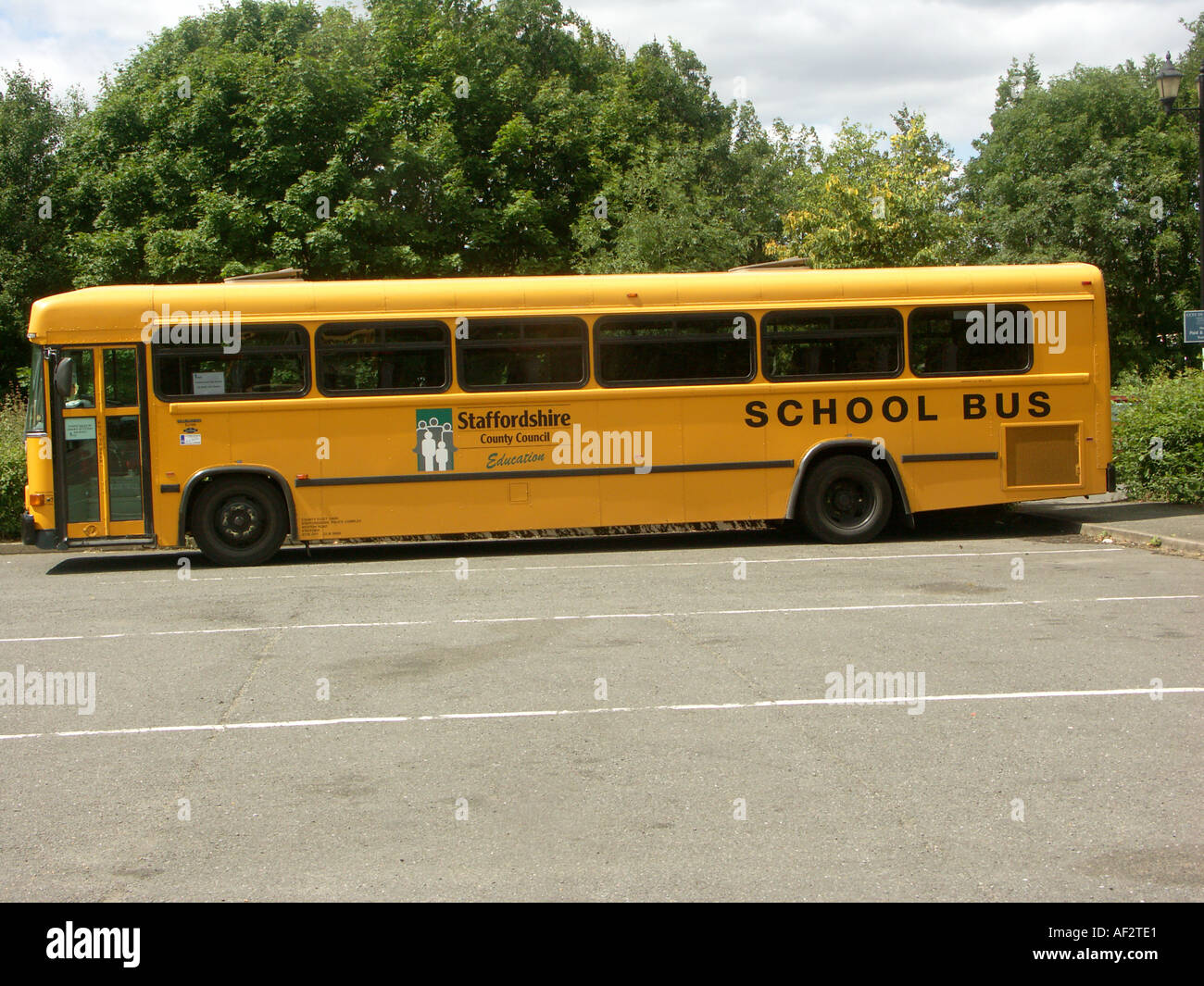 Giallo Scuola Bus vista laterale Foto Stock