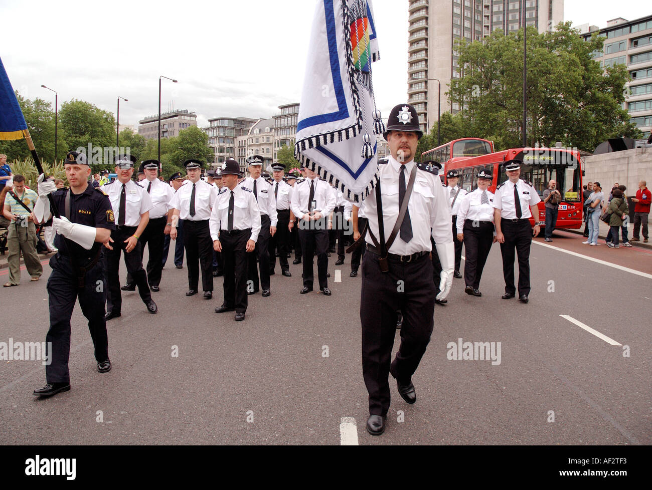 Gay poliziotti marciando a Gay Pride marzo attraverso il centro di Londra. Foto Stock