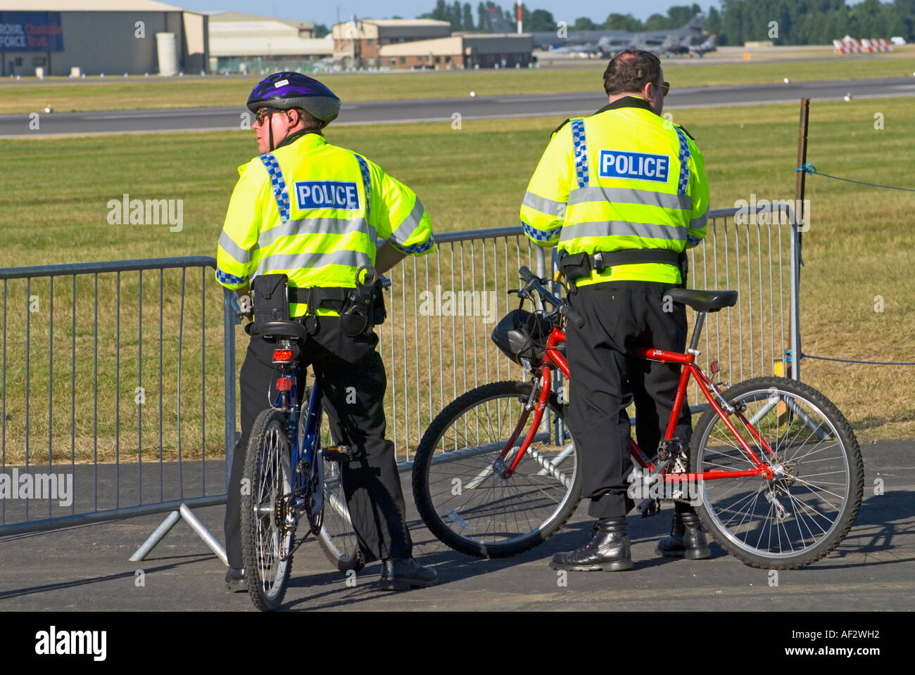 Poliziotti di biciclette ispezionare la pista principale a RAF Fairford durante il Royal International Air Tattoo RIAT 2006 Foto Stock