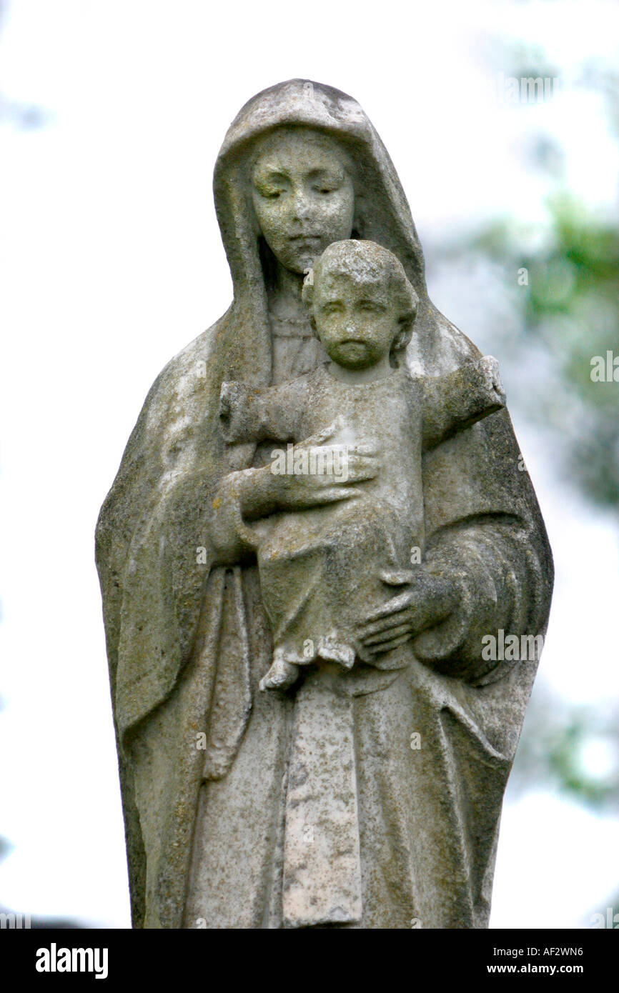 La Madonna e il bambino nel cimitero Foto Stock