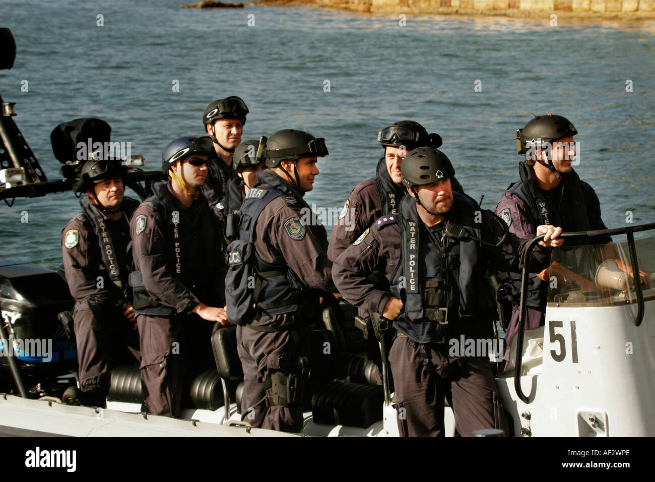La polizia indossano giubbetti antiproiettile e portante bracci laterali in una gomma ducky Foto Stock