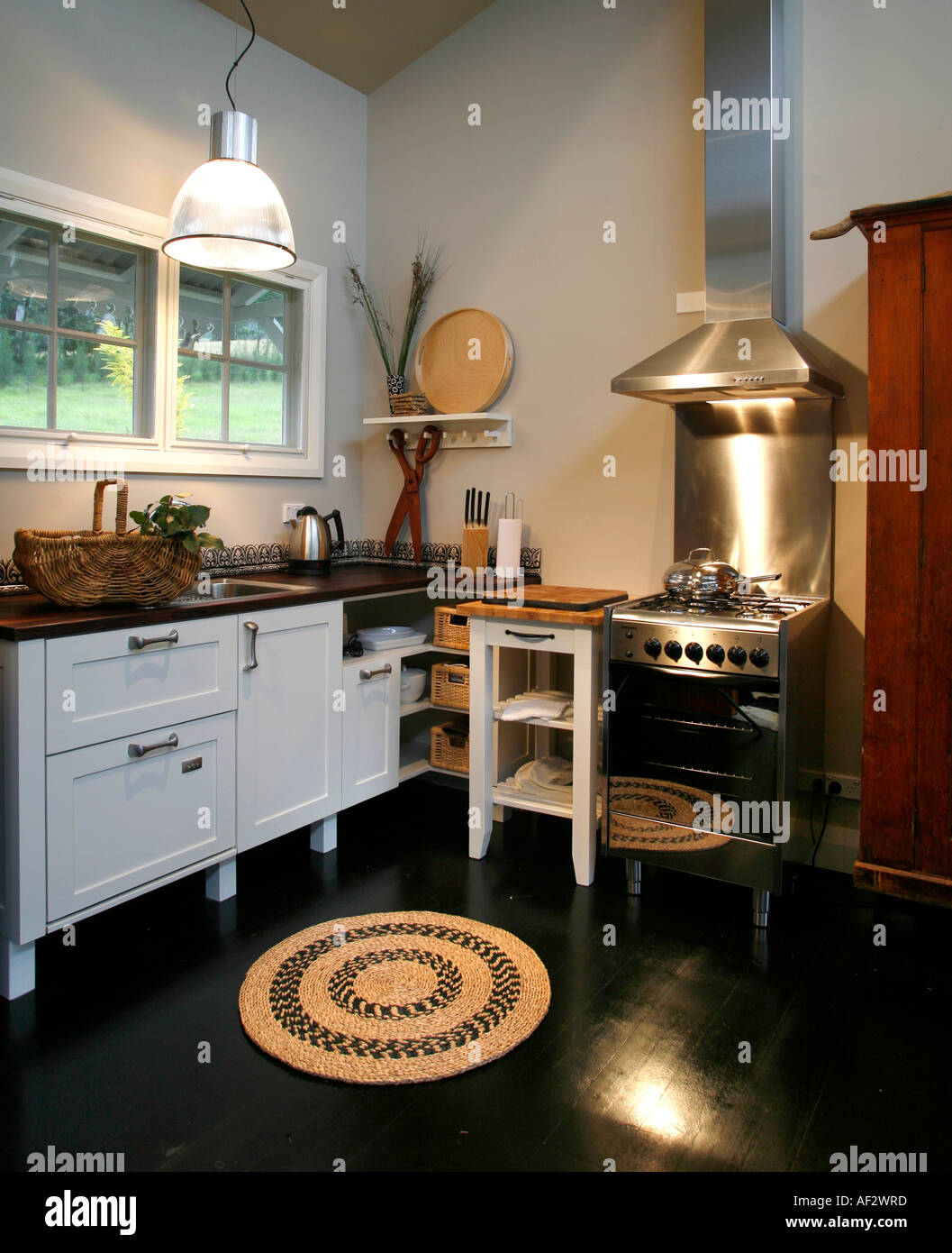 Una semplice pulizia design moderno paese cucina cottage Foto Stock