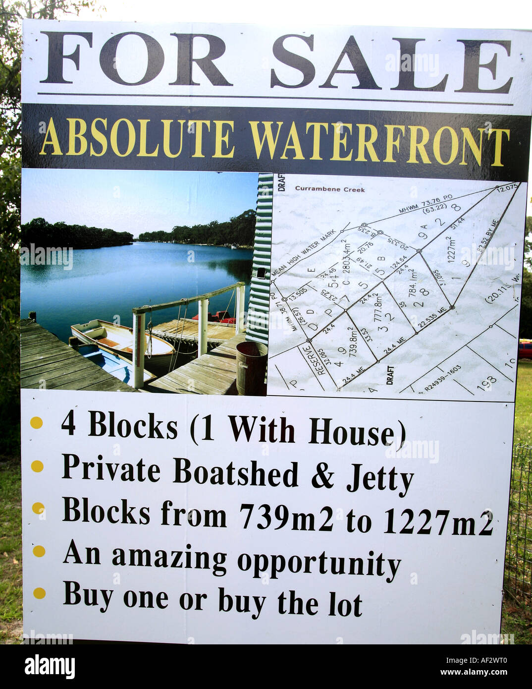 Una foto segno bordo mostra waterfront terreni in vendita Foto Stock