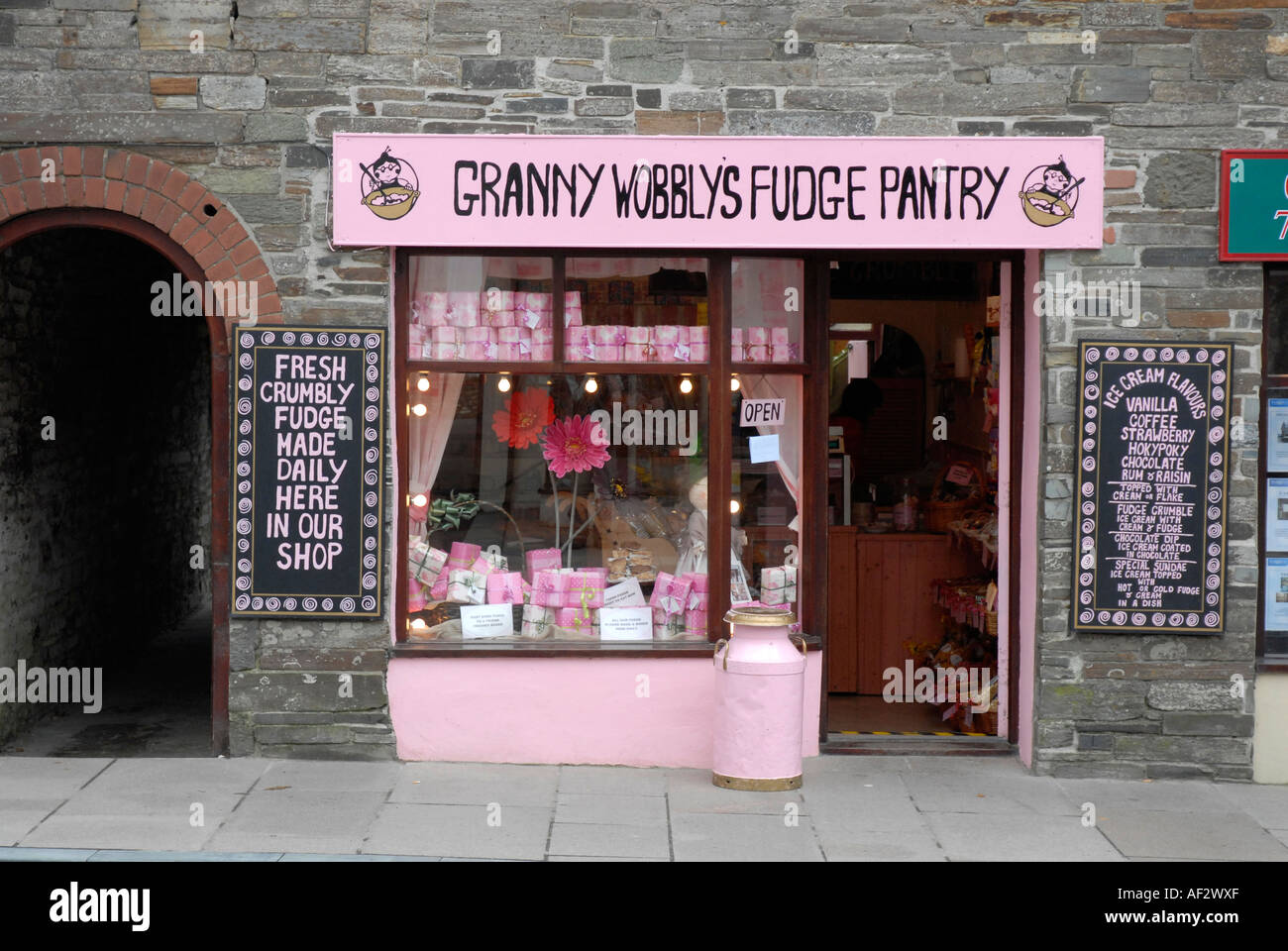 Dipinto di negozio di fronte, Tintagel Cornovaglia Foto Stock