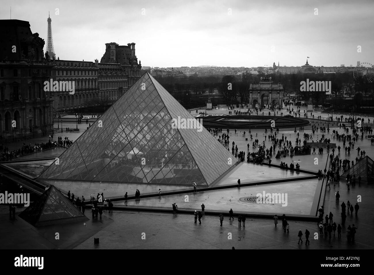Pyramid presso il Museo del Louvre Parigi Francia Foto Stock