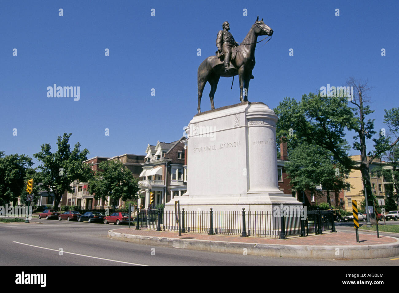 Una statua di Stonewall Jackson a bordo del suo cavallo su una strada in Richmond Virginia Foto Stock
