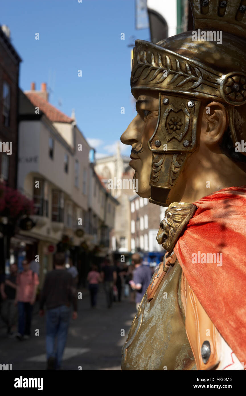 Statua in legno del soldato romano al di fuori del negozio sulla strada STONEGATE YORK INGHILTERRA Foto Stock