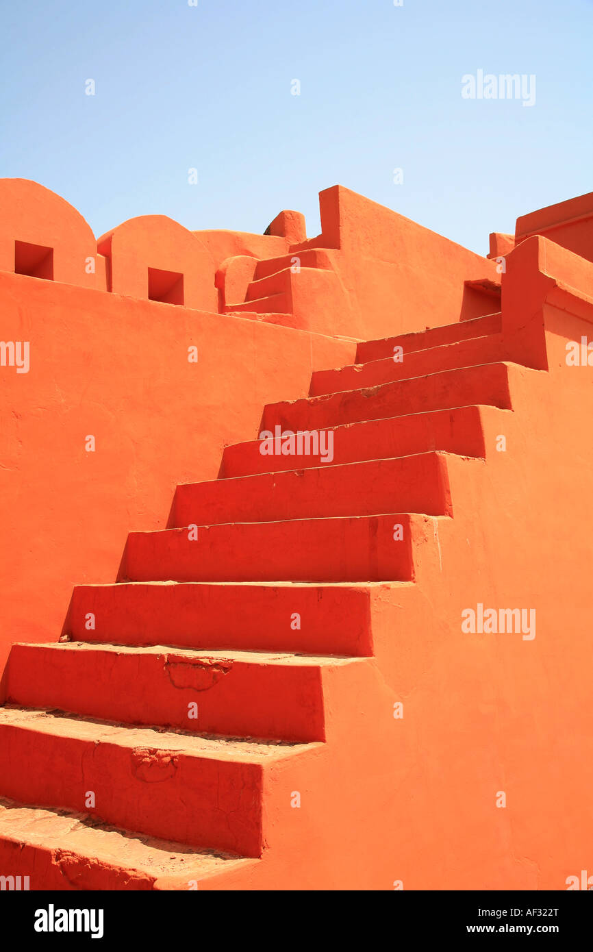 Incredibile terra arancione i colori e le forme della parete e scale in Indiana storico Jaigarh Fort, vicino Amer a Jaipur, Rajasthan, India Foto Stock