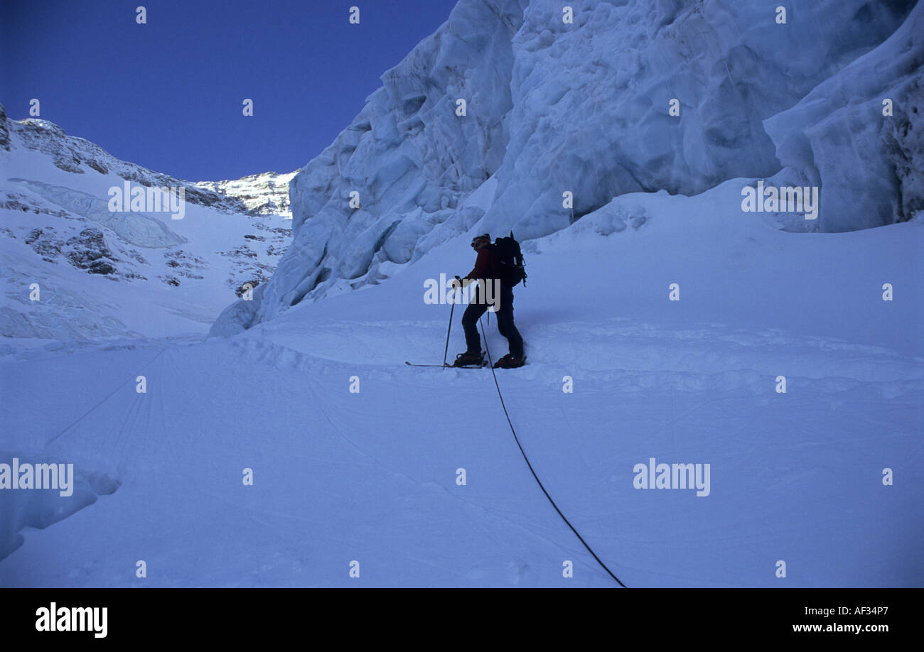 Tourskier nel corso di un inizio di mattina salita sulla massa di ghiaccio della Bifertenfirn nel Glarner Alpi, Svizzera Foto Stock
