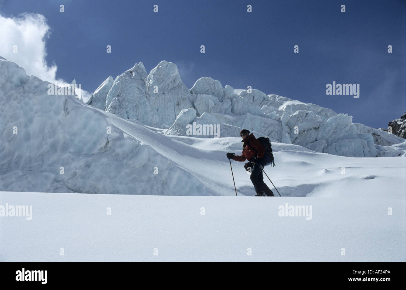 Silhouette di tourskier sulla massa di ghiaccio della Bifertenfirn nel Glarner Alpi, Svizzera Foto Stock