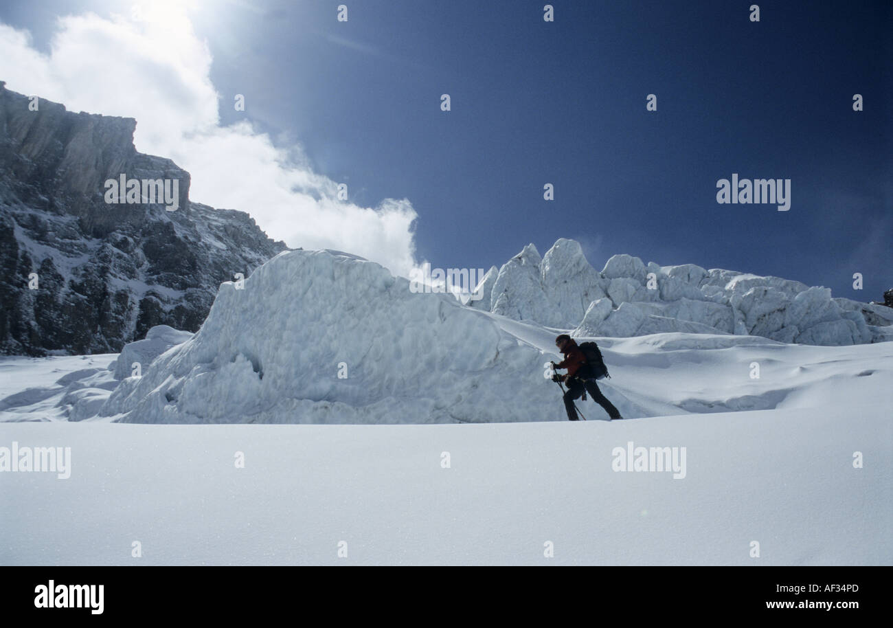 Silhouette di tourskier sulla massa di ghiaccio della Bifertenfirn nel Glarner Alpi, Svizzera Foto Stock