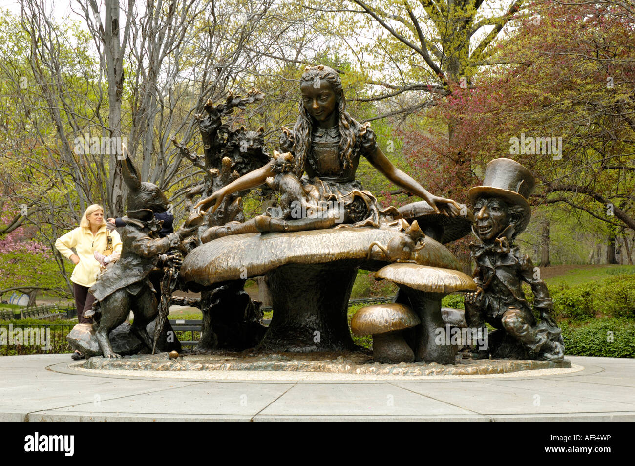 Alice nel Paese delle Meraviglie statua, al Central Park di New York Foto Stock