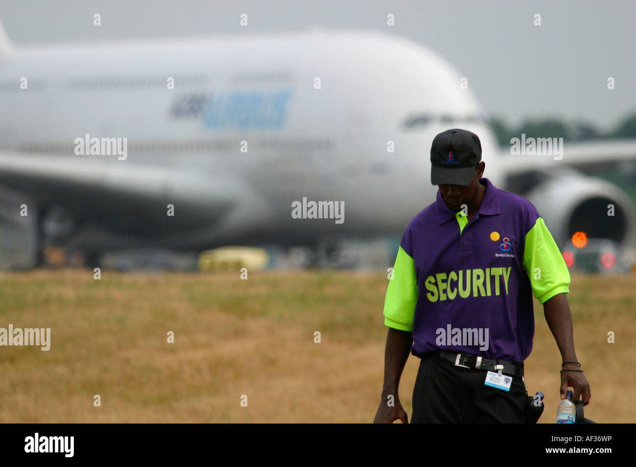 La guardia di sicurezza a Farnborough Airshow Internazionale 2006 e Airbus A380 in background Foto Stock