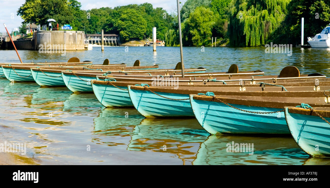 Barche a remi a noleggio sul Fiume Tamigi vicino a Hampton Court East Molesey Surrey in Inghilterra REGNO UNITO Foto Stock