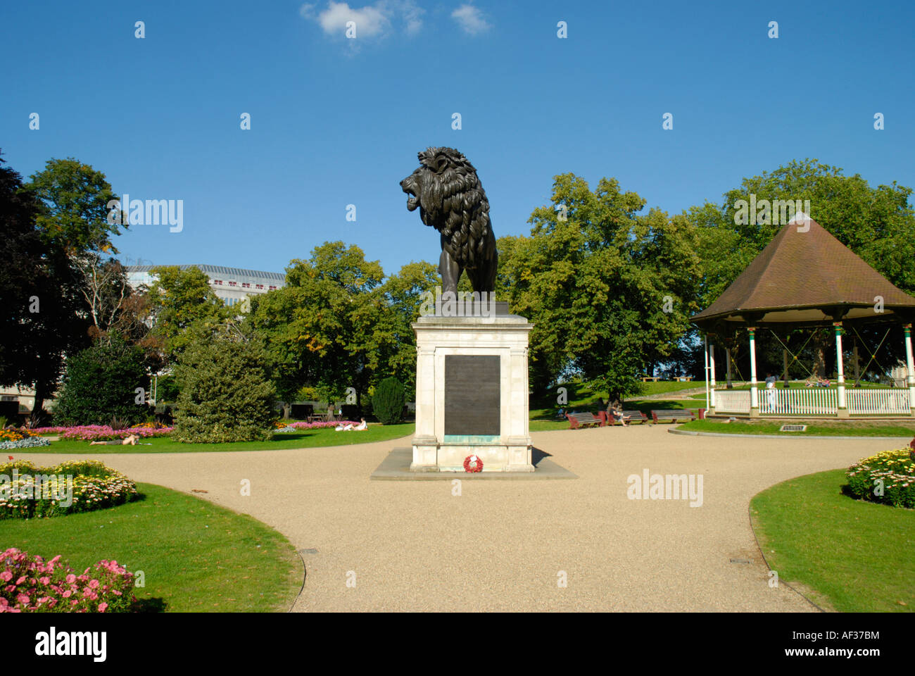 Vista di Forbury Gardens mostra The Forbury Lion statua Reading Berkshire England Foto Stock