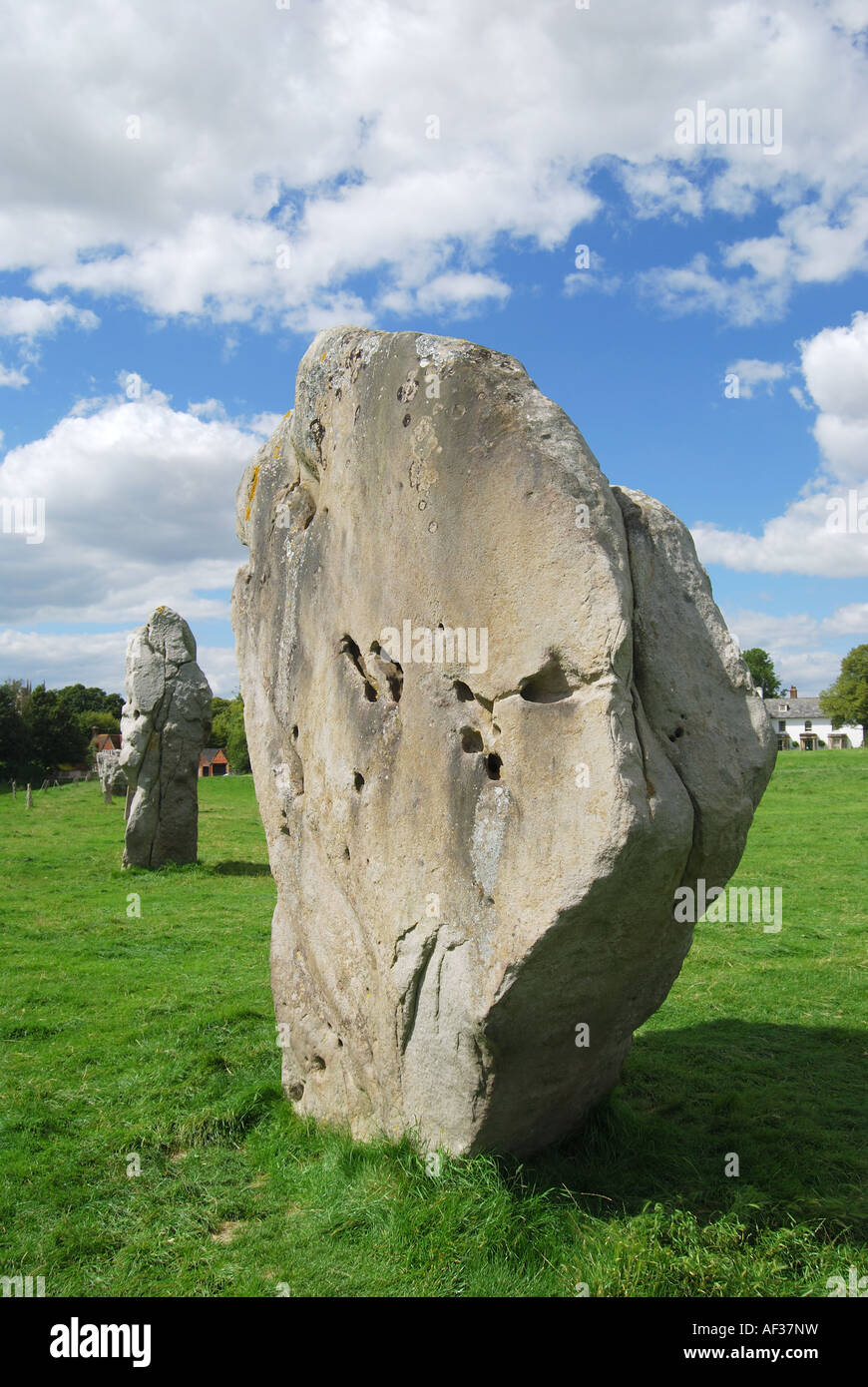 Il neolitico di Avebury pietre permanente, Avebury, Wiltshire, Inghilterra, Regno Unito Foto Stock