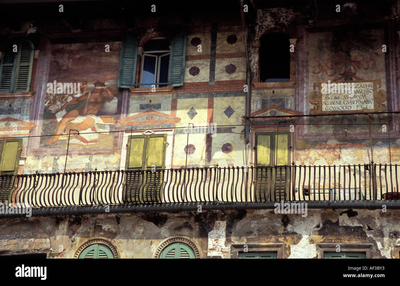 Murales sulla costruzione, Piazza delle Erbe, Venezia, Italia Foto Stock