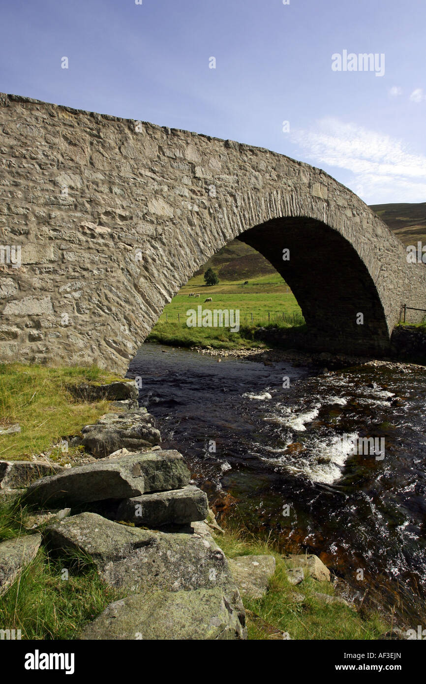 Gairn Shiel ponte sulla vecchia strada militare sulla A939 vicino a Ballater, Aberdeenshire, Scotland, Regno Unito Foto Stock