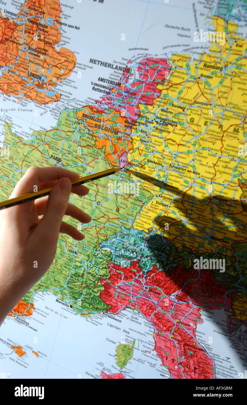 Matita puntando alla Mappa di Europa Foto Stock