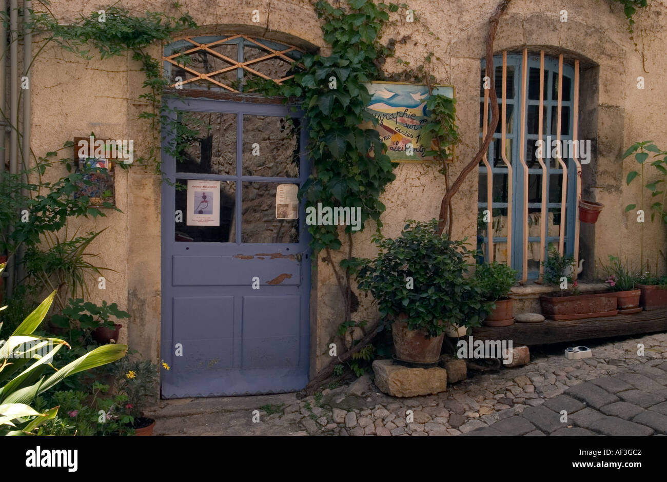 Tradizionalmente dipinta porta nella città vecchia di Seillans Provence Francia Foto Stock