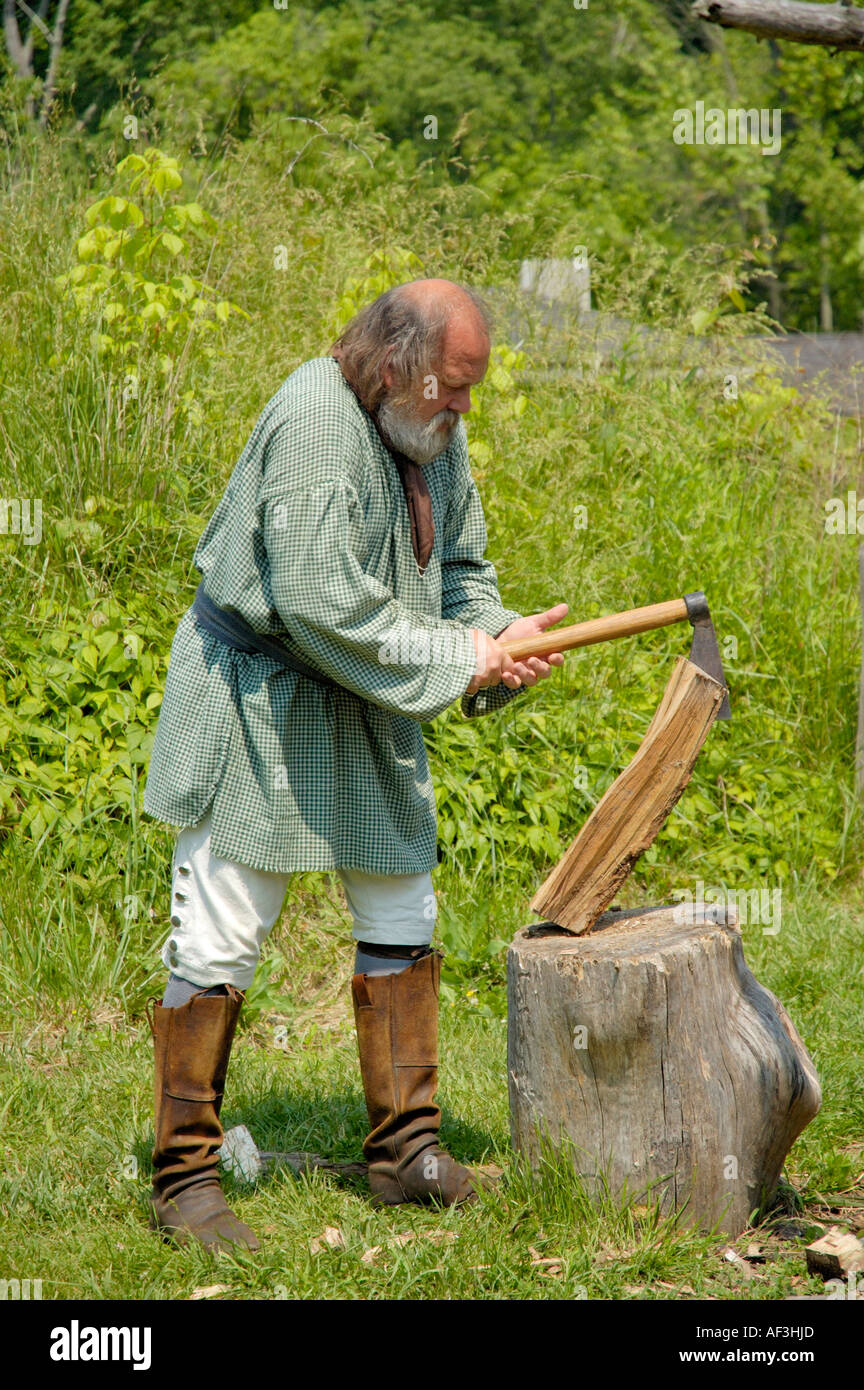 Frontiera reenactor trinciatura di legno a Fort Boonesborough Kentucky negli Stati Uniti Foto Stock