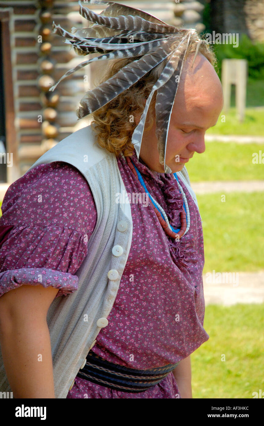 Native American Indian reenactor con feathered copricapo a Fort Boonesborough Kentucky negli Stati Uniti Foto Stock