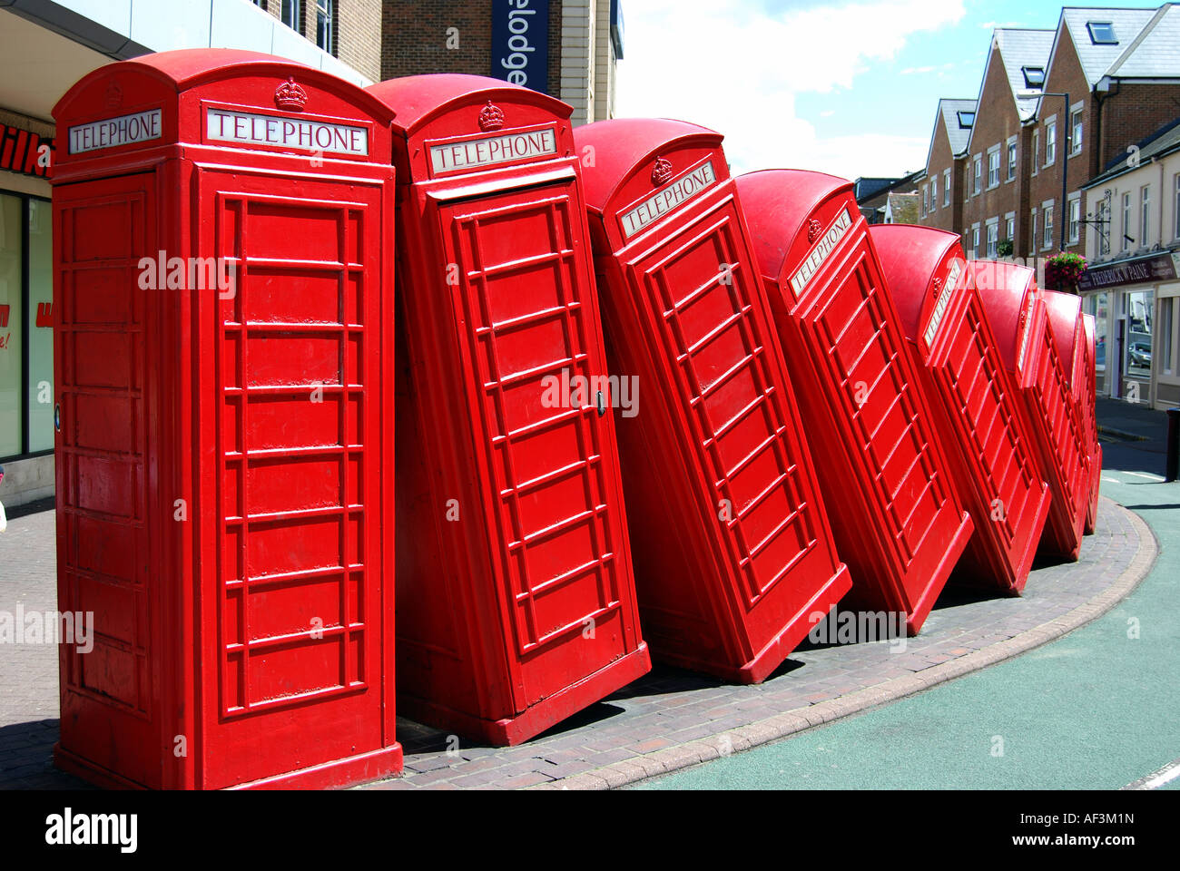 Scatola telefonica rossa scultura 'fuori ordine', Kingston upon Thames, Royal Borough of Kingston Upon Thames, Greater London, England, Regno Unito Foto Stock