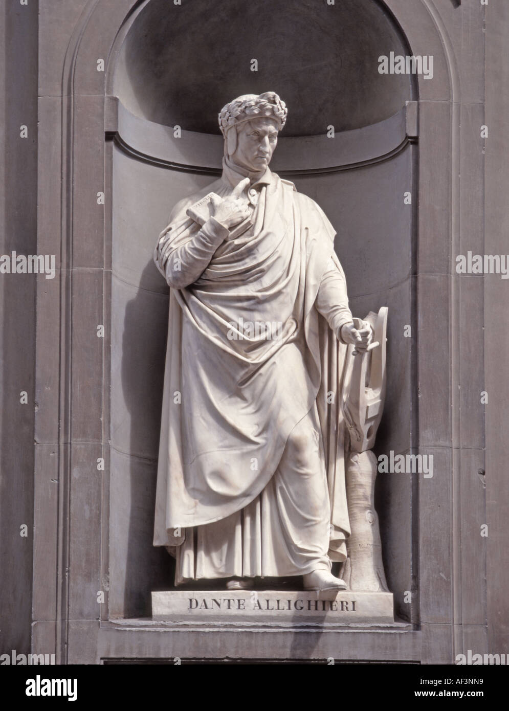 Firenze, Toscana, Italia. Statua del poeta Dante Alighieri nel piazzale degli Uffizi Foto Stock