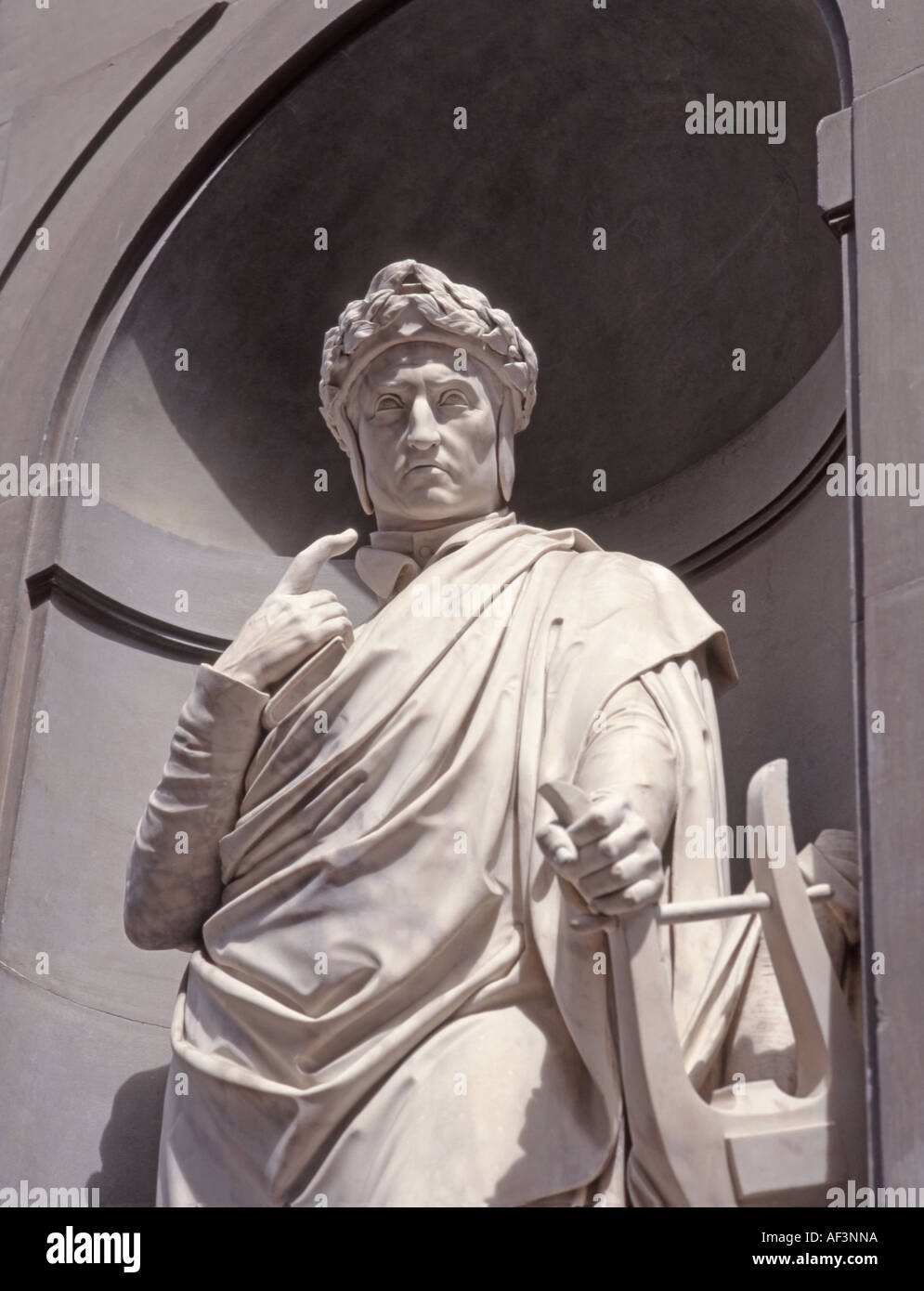 Firenze, Toscana, Italia. Statua del poeta Dante Alighieri nel piazzale degli Uffizi Foto Stock