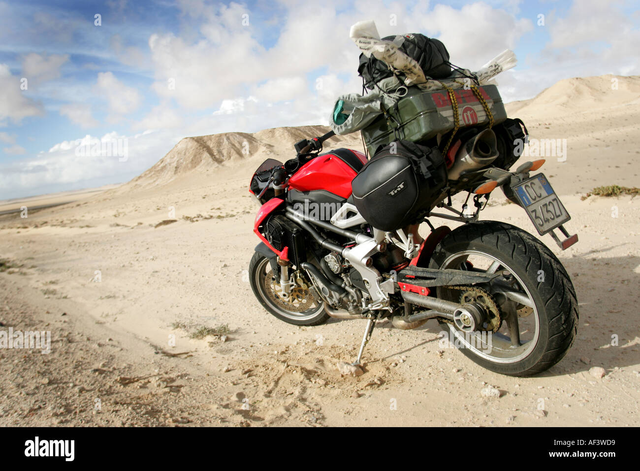 Una Benelli TNT 1130cc motociclo attraversando il deserto del Sahara in Marocco, Mauritania e Senegal Foto Stock