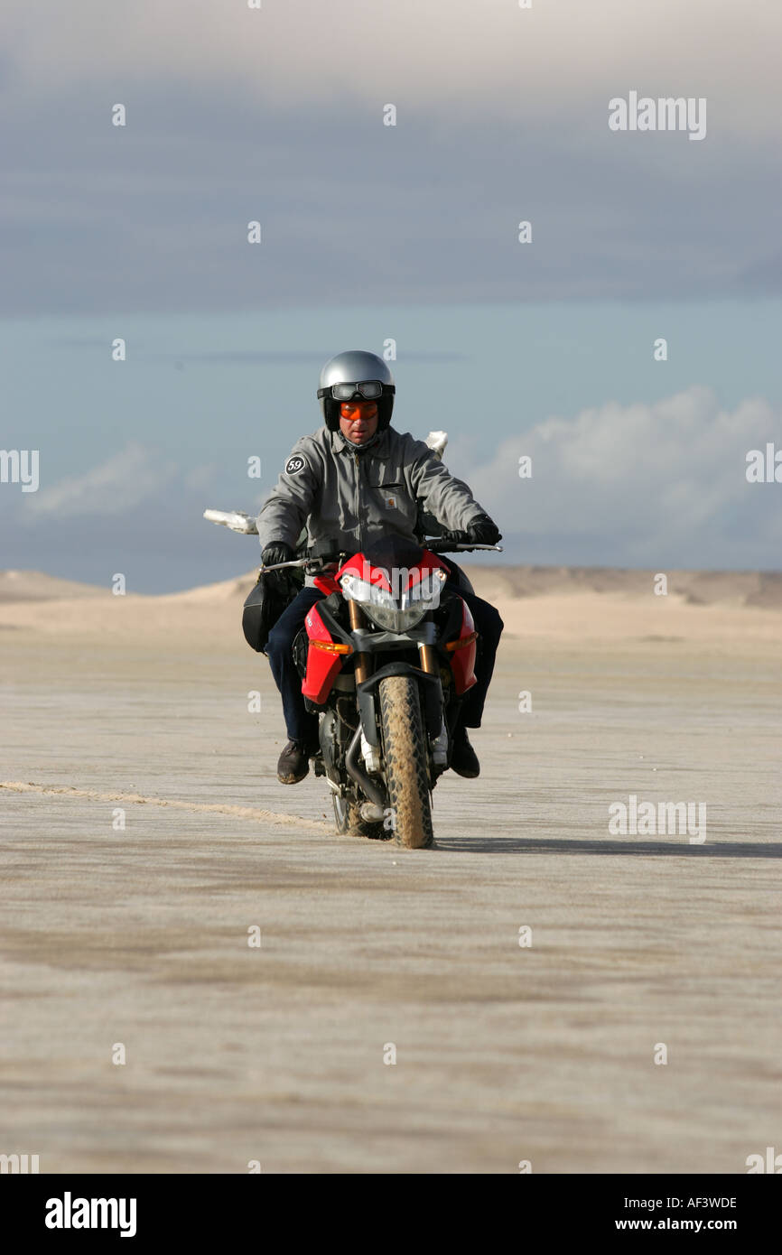 Una Benelli TNT 1130cc motociclo attraversando il deserto del Sahara in Marocco, Mauritania e Senegal Foto Stock