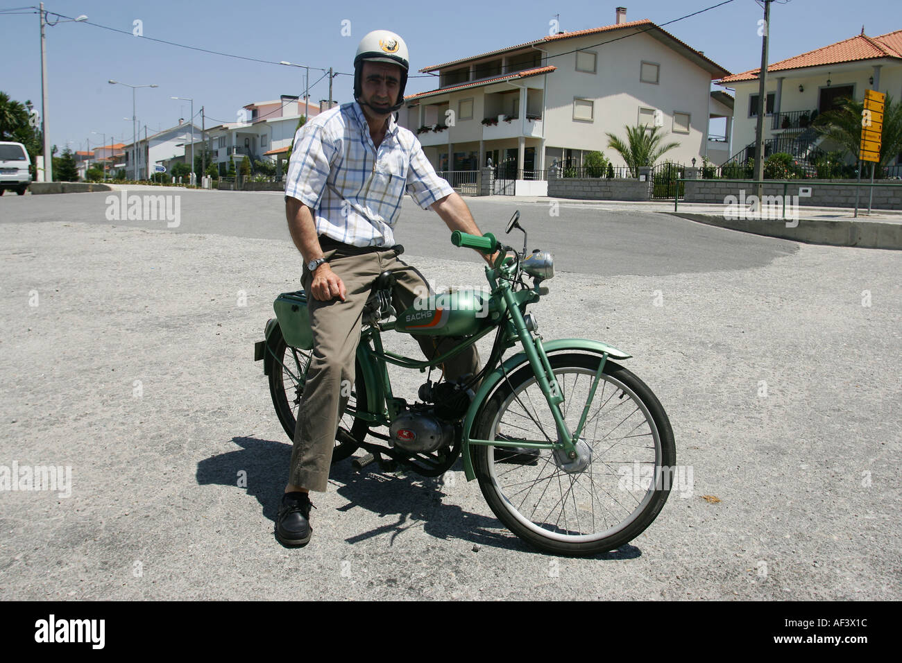 Un uomo con il suo classico motociclo Foto Stock
