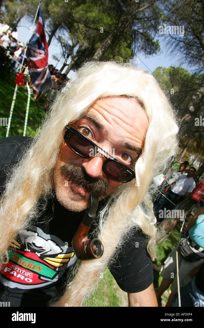Faro Moto festival, uomo in parrucca silly Foto Stock