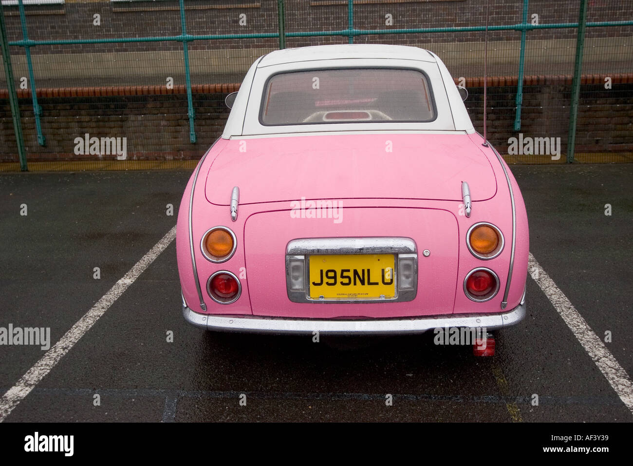 Rosa e bianco in due toni di Nissan Figaro cult classic car Giappone Foto Stock