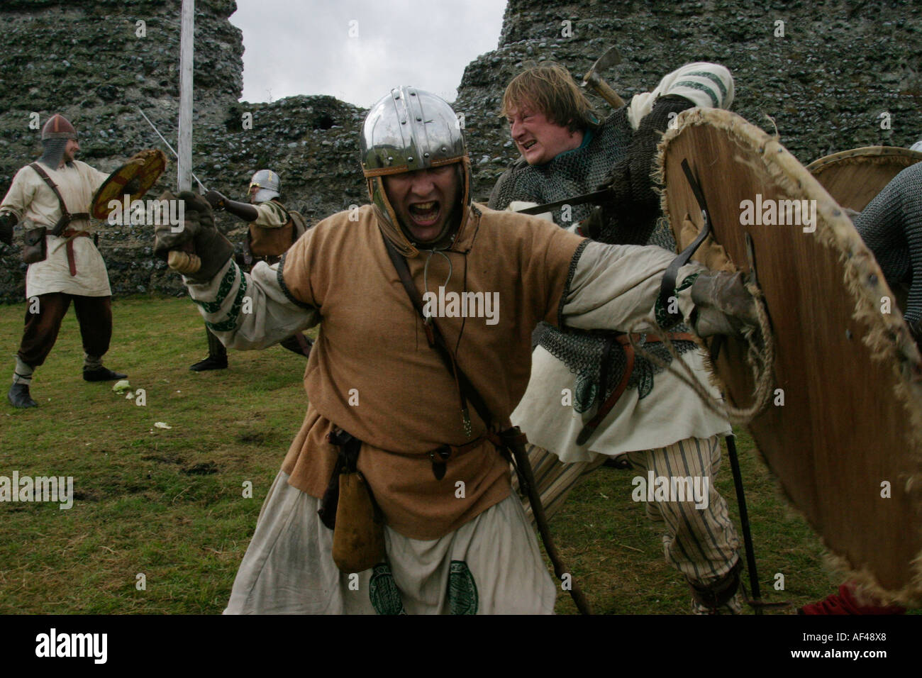 Roman ri emanazione della società membri ricreare una scena di battaglia Foto Stock
