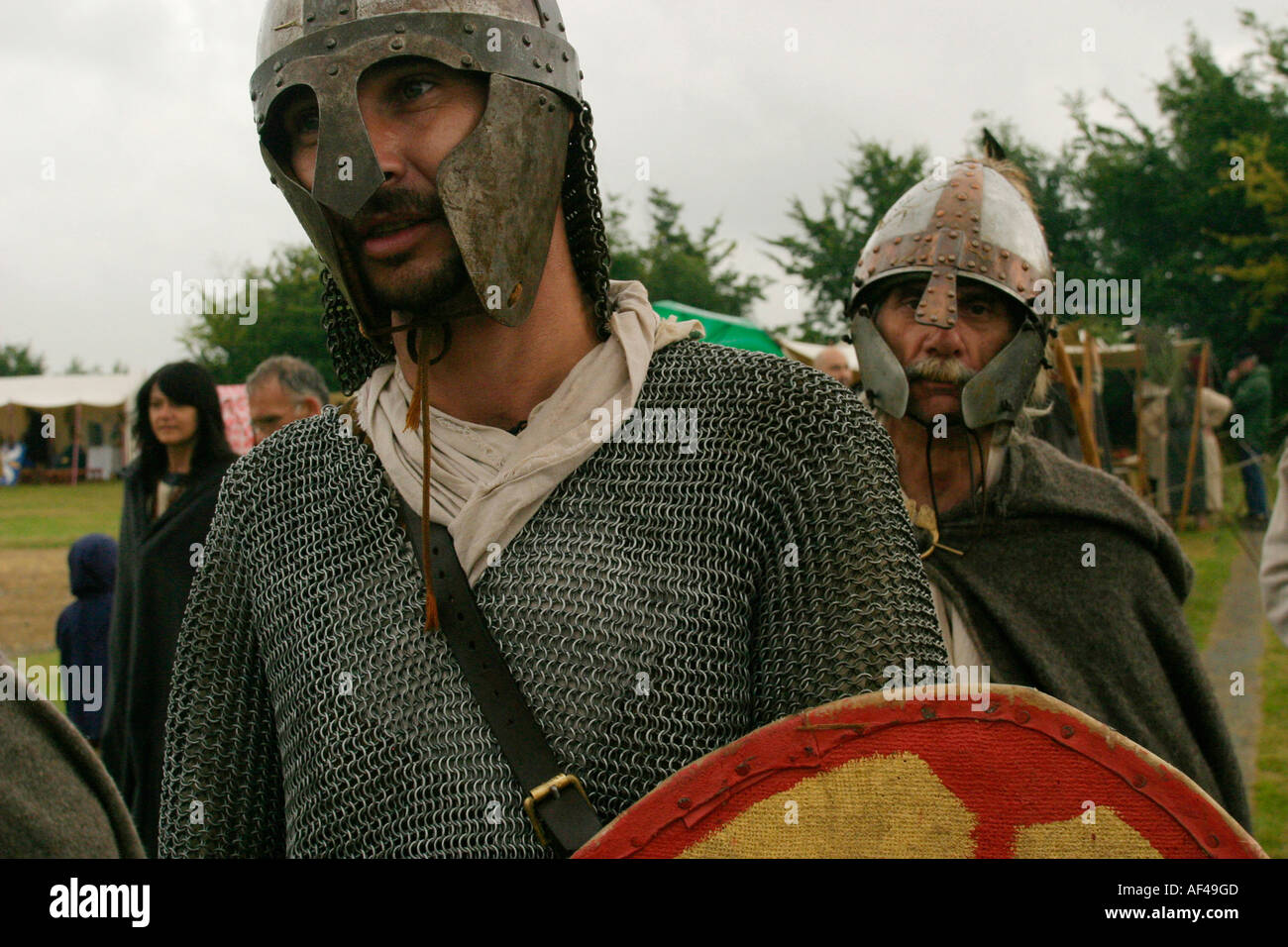 Roman ri emanazione della società membri ricreare una scena di battaglia Foto Stock