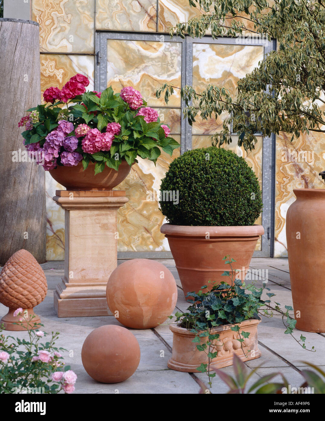 In Terracotta vasi di fiori sulla terrazza Foto stock - Alamy
