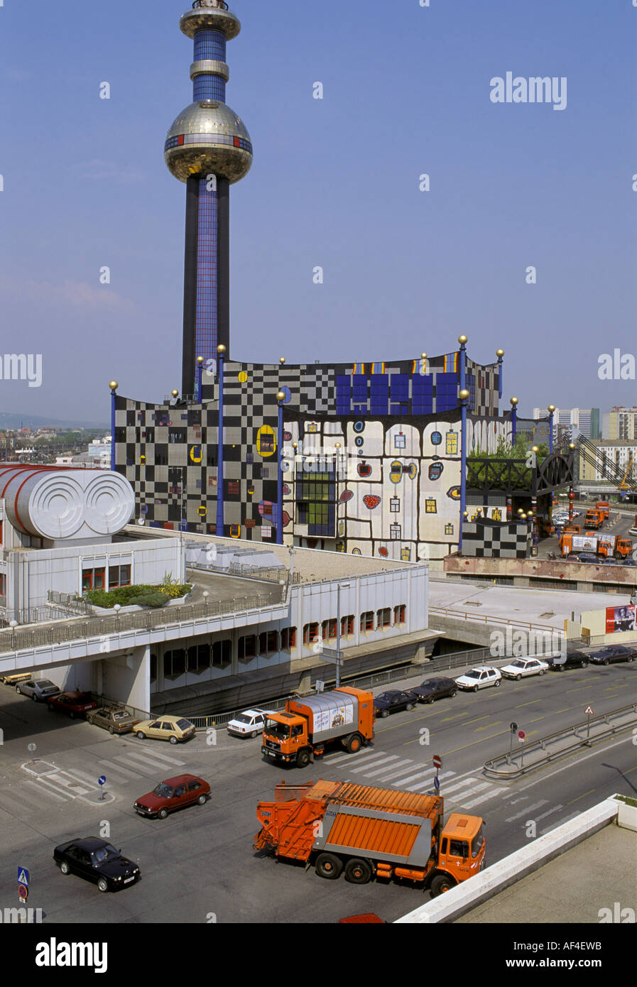 La potenza e il calore della stazione di alimentazione Spittelau progettato dall'artista Friedensreich Hundertwasser, Vienna, Austria Foto Stock