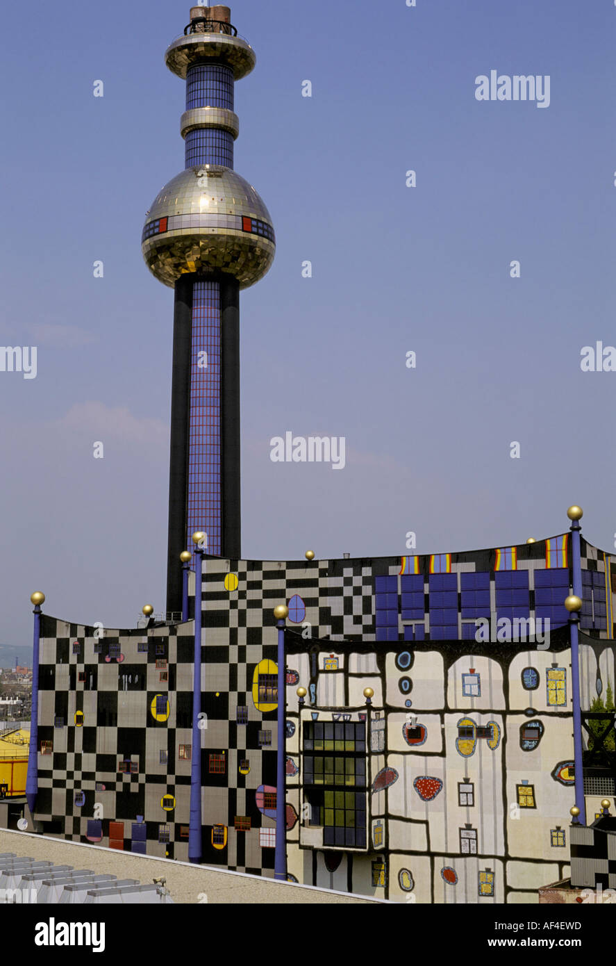 La potenza e il calore della stazione di alimentazione Spittelau progettato dall'artista Friedensreich Hundertwasser, Vienna, Austria Foto Stock