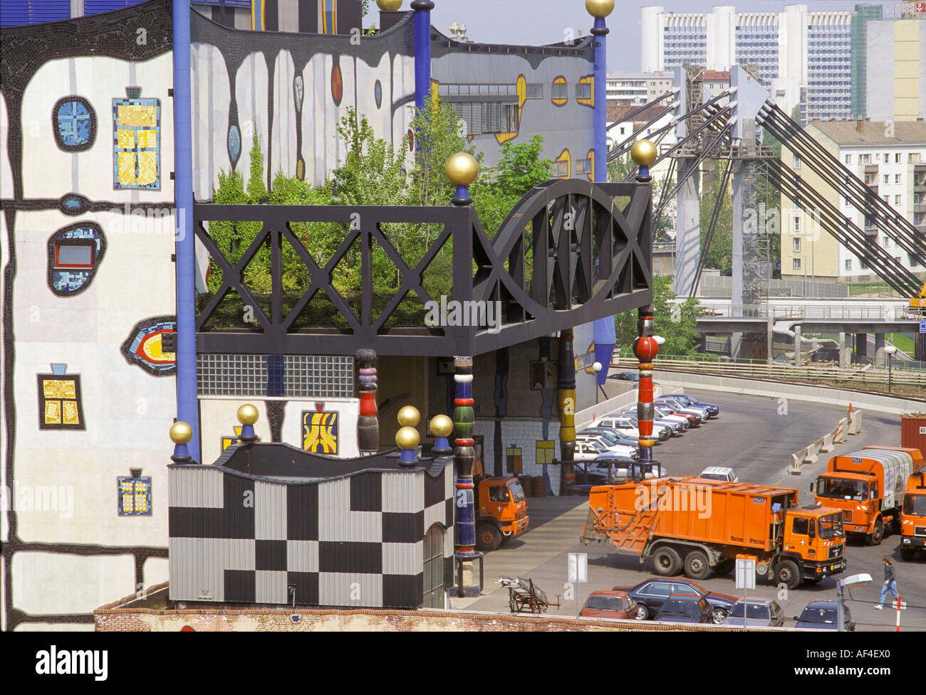 La potenza e il calore della stazione di alimentazione Spittelau progettato dall'artista Friedensreich Hundertwasser, Vienna, Austria Foto Stock