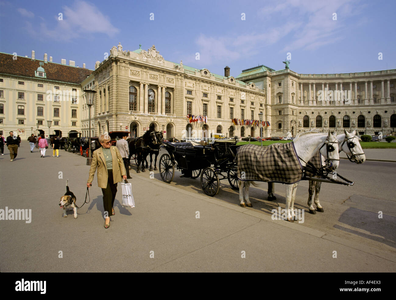 Neue Hofburg con carrozze trainate da cavalli, Heldenplatz, Vienna, Austria Foto Stock