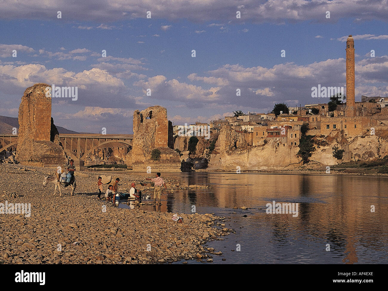 Il fiume Tigri e le antiche rovine di Hasankeyf, Turchia. Foto Stock