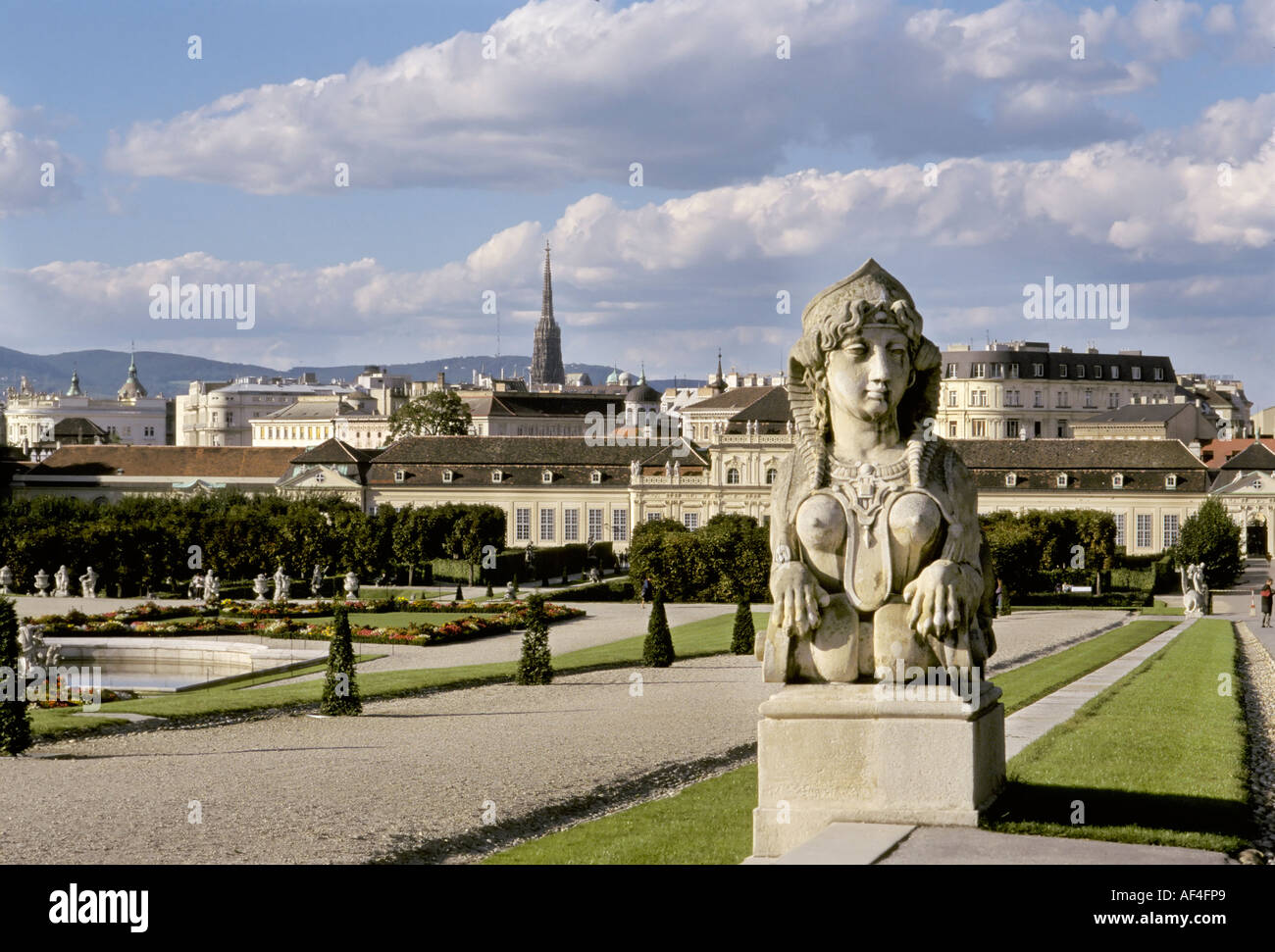 Sphinx in giardino belvedere con vista sul castello Belvedere, Vienna, Austria Foto Stock