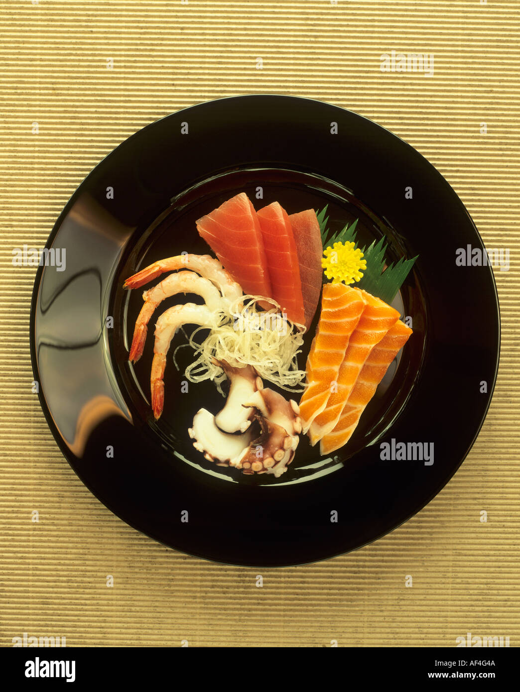 Sashimi sulla piastra nera Giappone Foto Stock