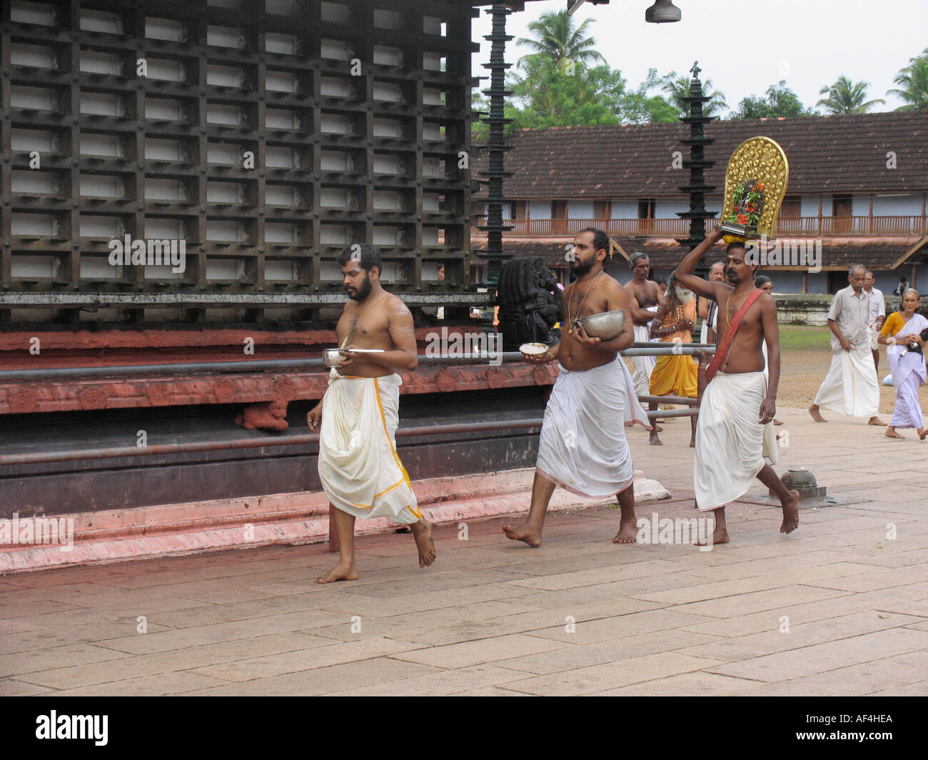 Popolo santo di eseguire quotidianamente i riti di culto in Shri Krisnha tempio, Ambalpuram, Kerala, India Foto Stock