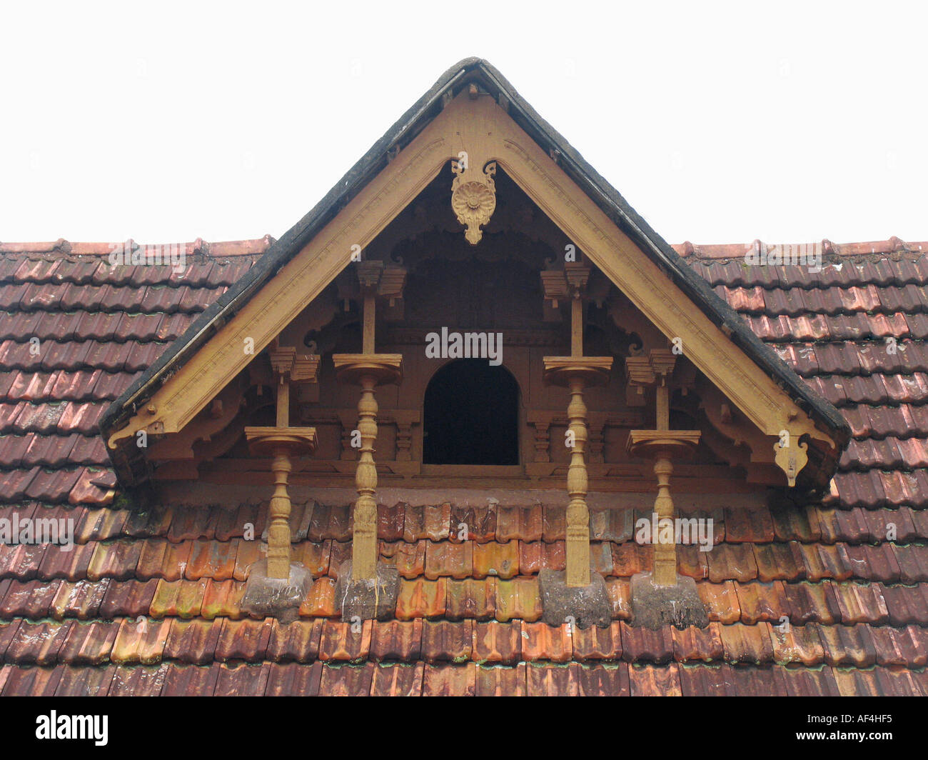 Tempio scolpito il tetto del tempio Dharmashastra, Tagari, Kerala, India Foto Stock